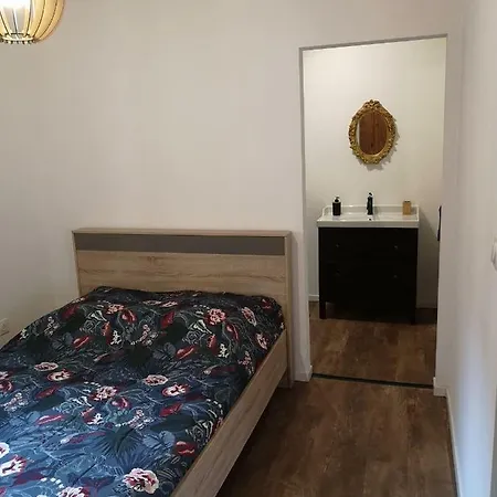 A La Cour De Avec Garage アパート