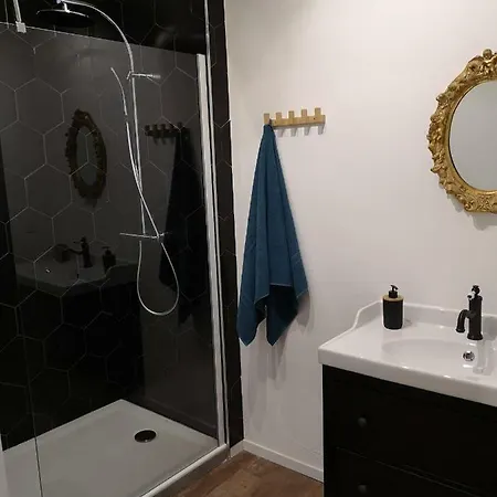 A La Cour De Avec Garage