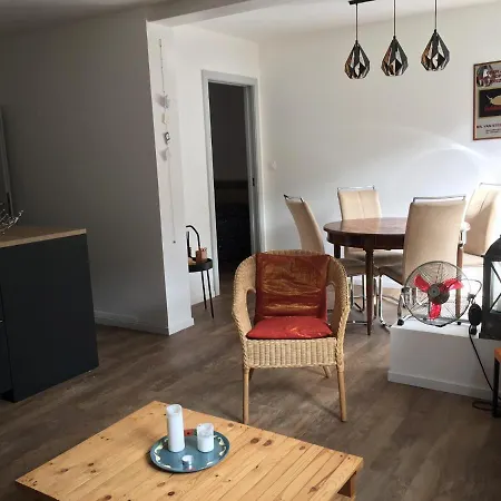 A La Cour De Avec Garage アパート *