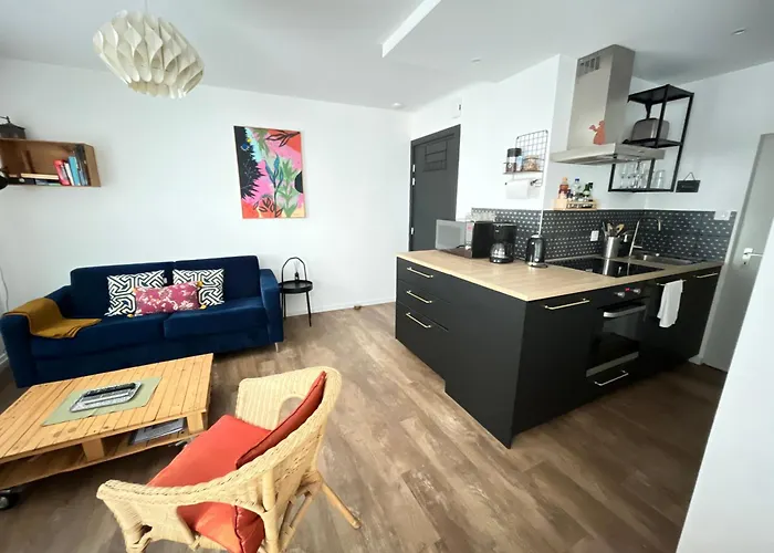 A La Cour De Avec Garage *